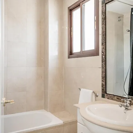 2 Bedroom Close To The Sea דירה *