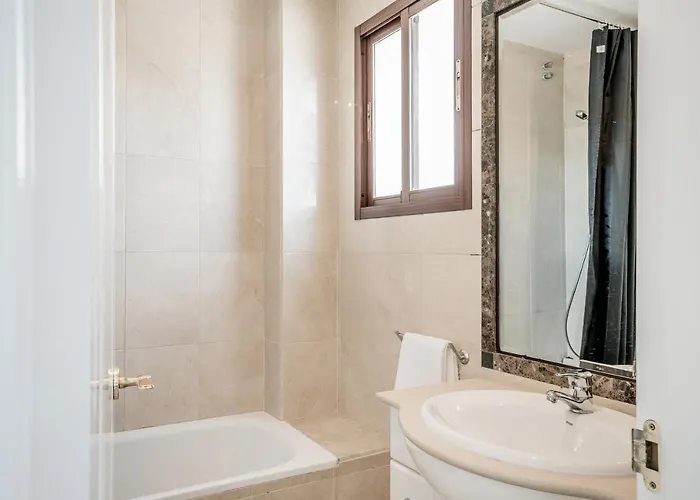 2 Bedroom Close To The Sea דירה *