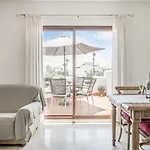 2 Bedroom Close To The Sea *